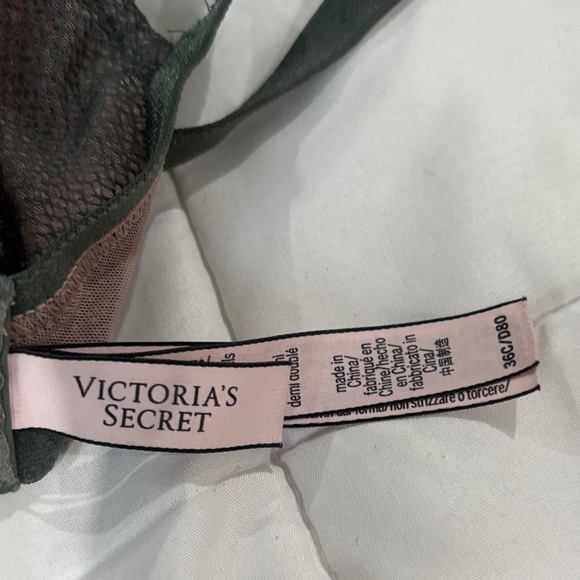 Victoria's Secret Black Lace Bra with Taupe Underlay - Picture 4 of 6